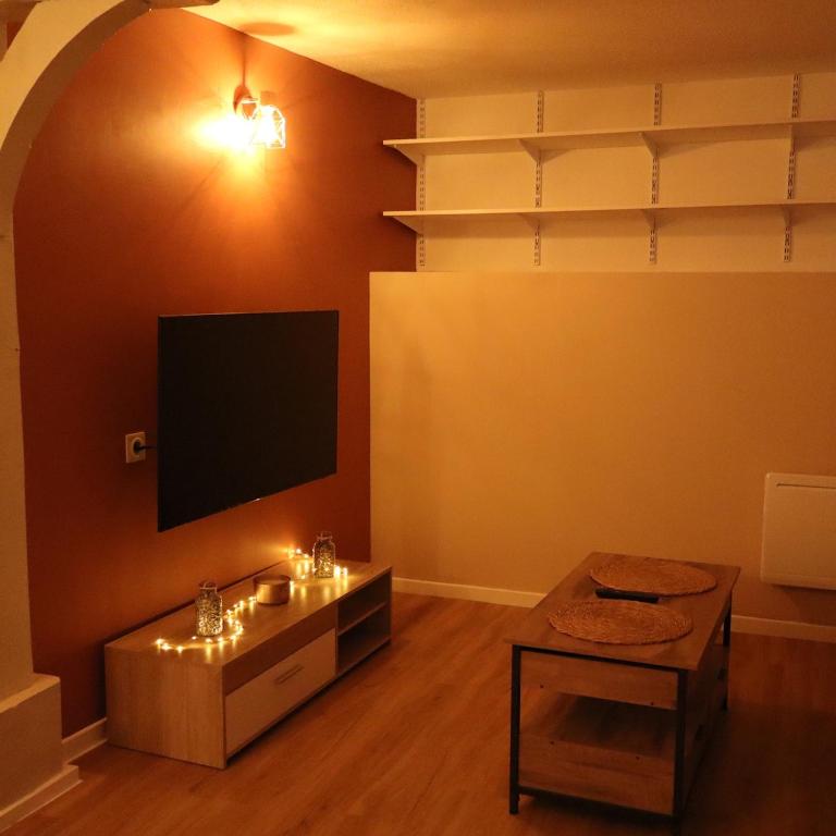 Μια τηλεόραση ή/και κέντρο ψυχαγωγίας στο Appartement cosy centre ville