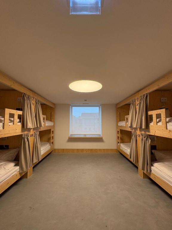 En eller flere senge i et værelse på Angeiras Beach Hostel