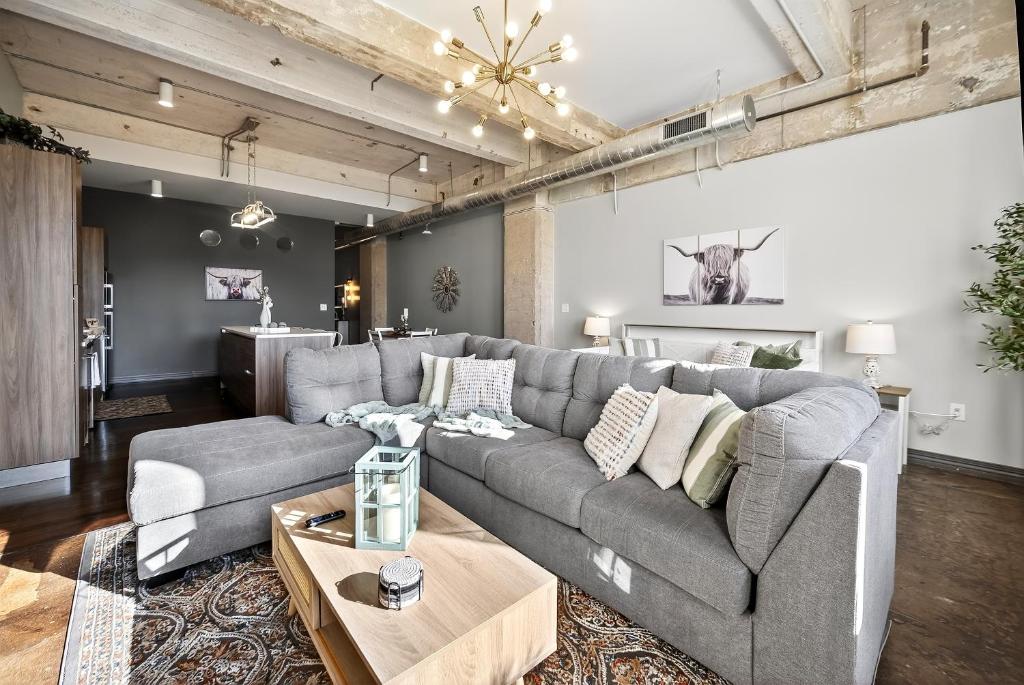 Posezení v ubytování Luxury Magnolia Flat - Gym, Pool Access, Free Valet, Downtown