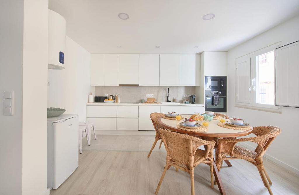 Kuchyň nebo kuchyňský kout v ubytování Central & Sunny Apt 10m to Beach, By TimeCooler