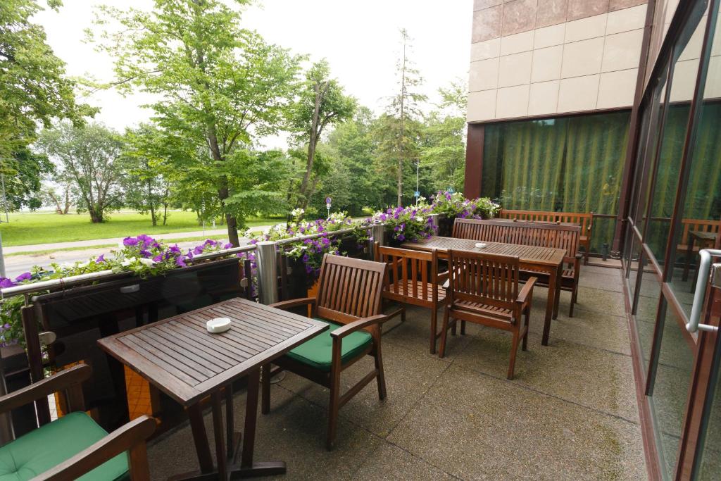 Rõdu või terrass majutusasutuses Hotel Rocca al Mare