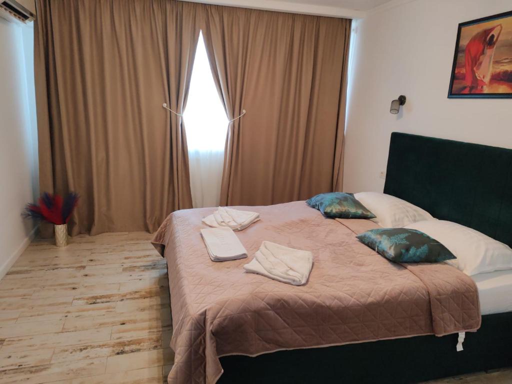 ein Schlafzimmer mit einem Bett mit Handtüchern darauf in der Unterkunft Studio apartament in Craiova