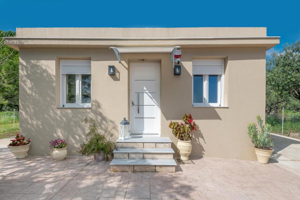 Το κτήριο όπου στεγάζεται  η παραθεριστική κατοικία