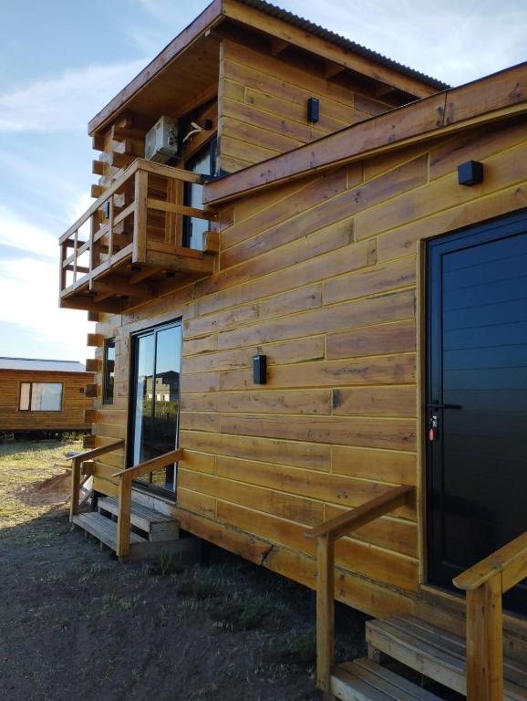 eine Holzhütte mit einem Balkon an der Seite in der Unterkunft Casa De Mar Cielo Azul in Reta
