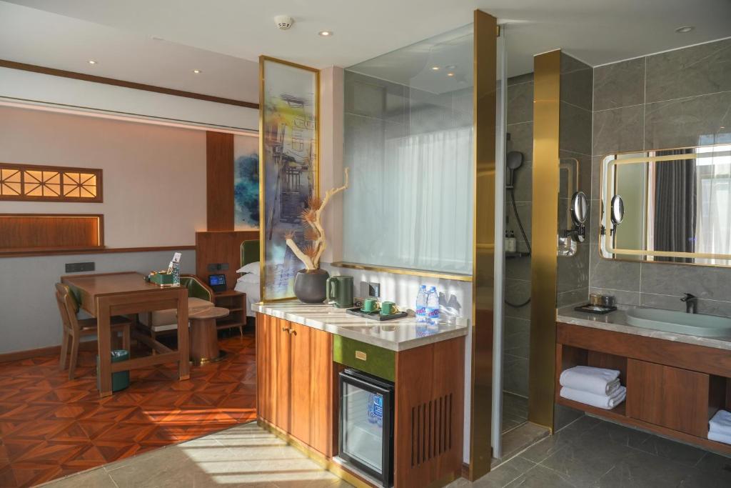 Ένα μπάνιο στο Nost algia Hotel Beijing Panjiayuan Antique Market 时光漫步酒店北京潘家园劲松地铁站店 Free fresh ground coffee,Free laundry service