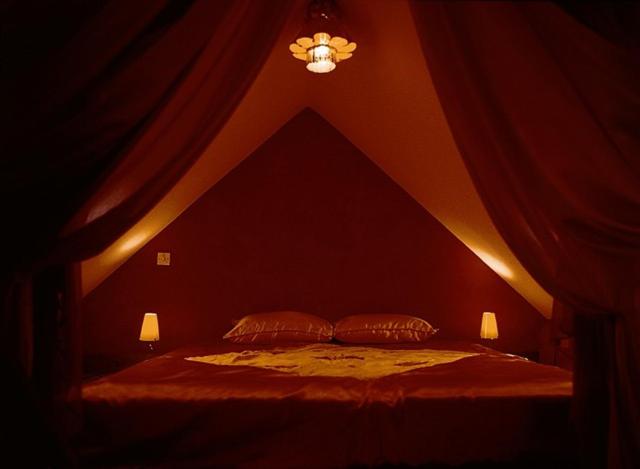 Ein Bett oder Betten in einem Zimmer der Unterkunft Moongate lodge