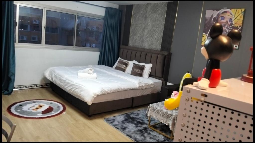 a small bedroom with a bed and a table at อิมแพ็ค popular condo c5 แม่ตังค์ in Ban Bang Phang