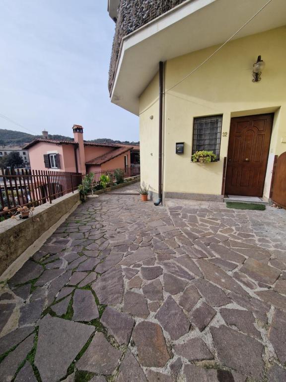 une allée en pierre en face d'une maison dans l'établissement Casa butterfly Sacrofano, à Sacrofano