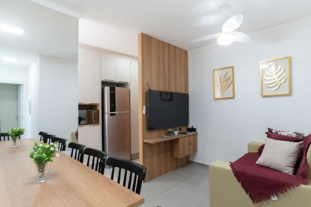 TV a/nebo společenská místnost v ubytování Central Novo 2 Qtos com ar, academia e lava e seca