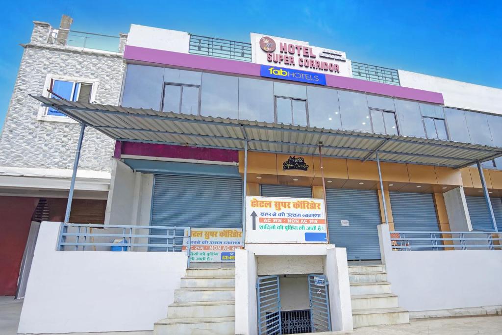 un bâtiment avec une enseigne sur la façade dans l'établissement FabHotel Super Corridor, 