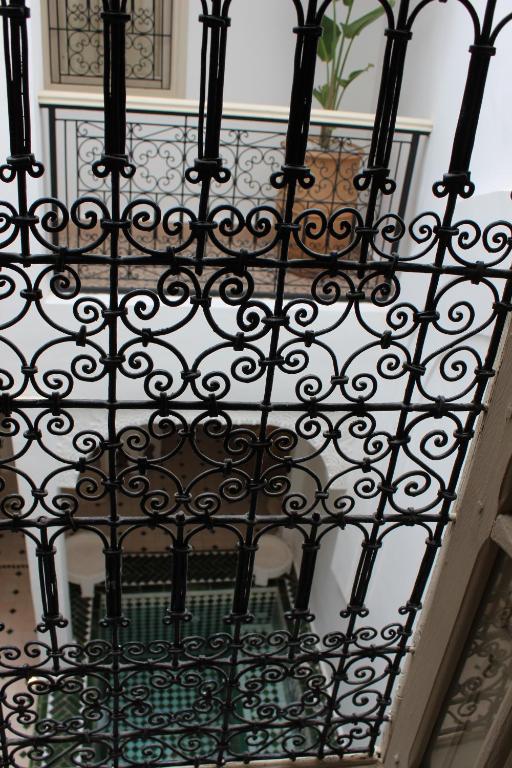 a black wrought iron railing on a balcony at Riad de charme privatisé au cœur de la médina in Oulad Akkou