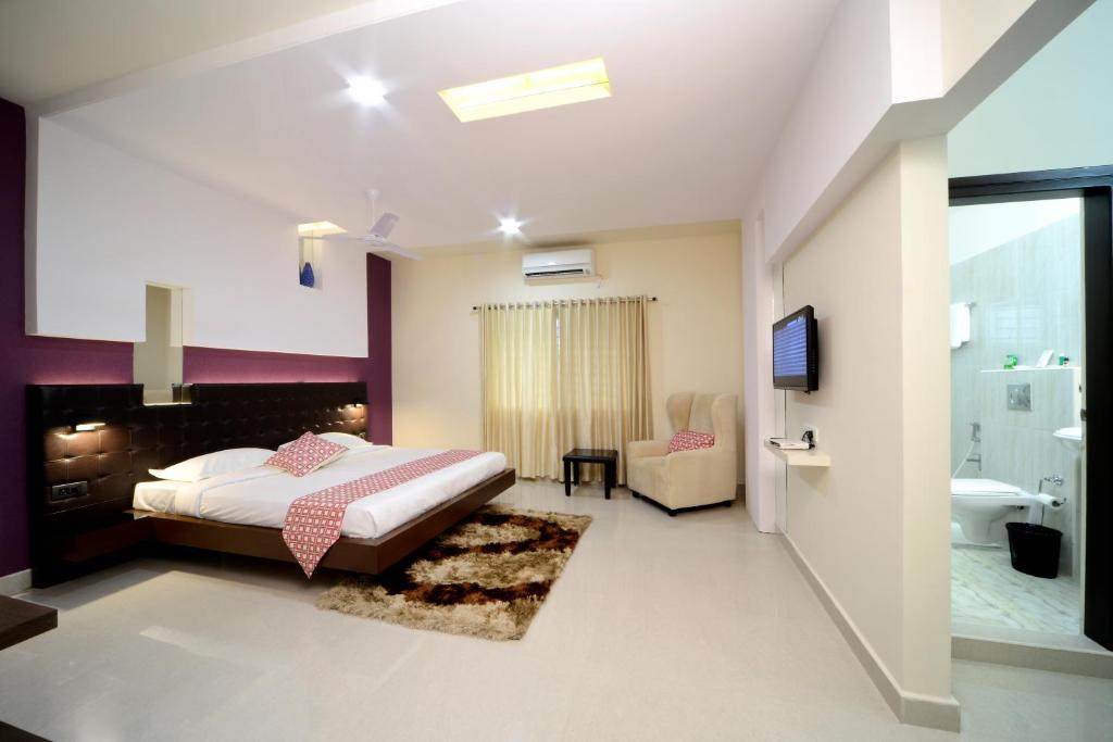 a bedroom with a bed and a bathroom at Hotel Serenity La Vista in Hyderabad