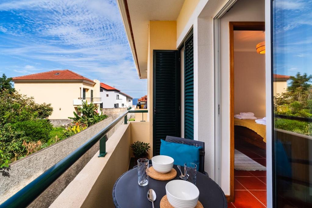 einen Tisch auf einem Balkon mit Aussicht in der Unterkunft GuestReady - Madeiran peaceful nook in Porto Moniz