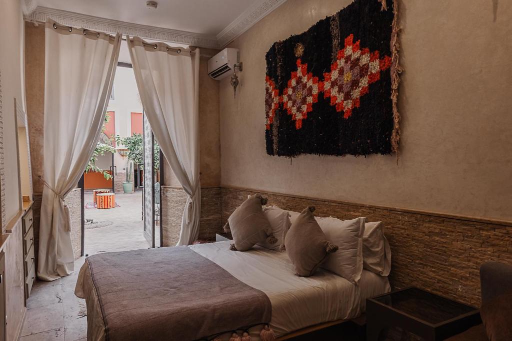 Giường trong phòng chung tại Riad privilège and spa Kasbah