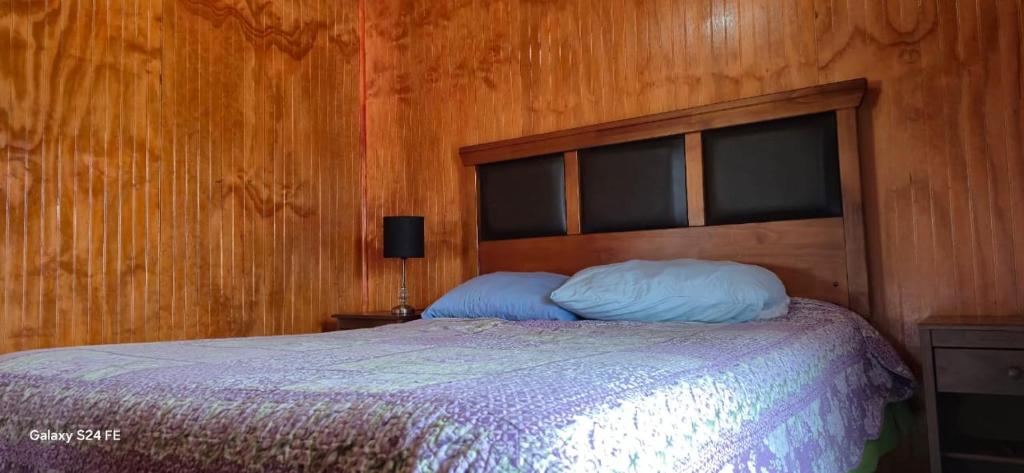 Ένα ή περισσότερα κρεβάτια σε δωμάτιο στο Cabañas murmullo del rio lenca