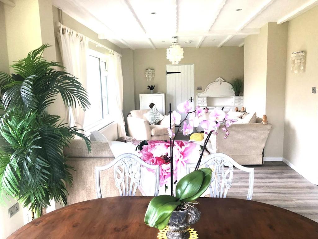 Posezení v ubytování Hilly Haven & Luxury Wagon in the Forest of Dean