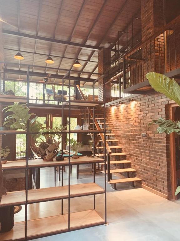a room with a staircase and a brick wall at Kay’s Den Kandy in Peradeniya