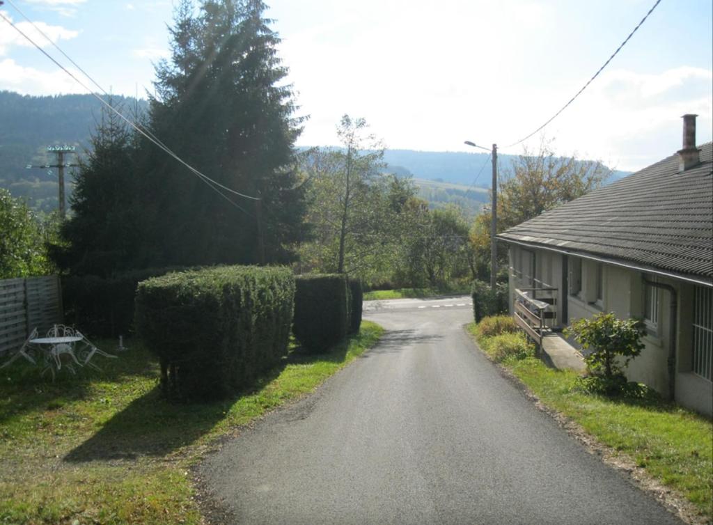 eine leere Straße neben einem Haus und einem Haus in der Unterkunft Maison Usclade Murat-le-Quaire in La Celle-sous-Gouzon