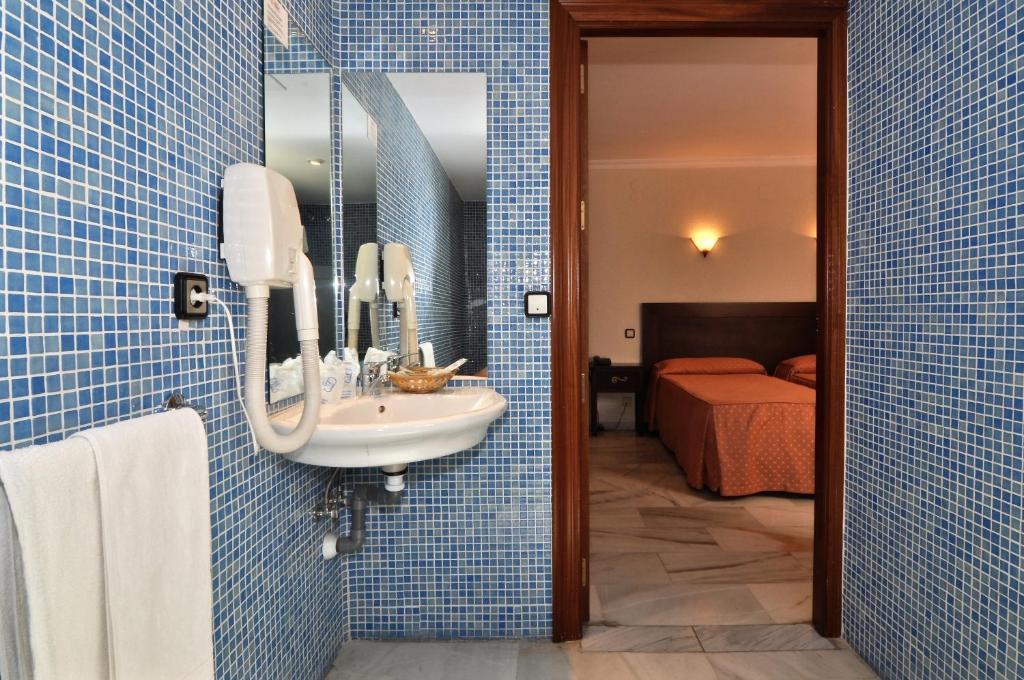 Postel nebo postele na pokoji v ubytování Hotel Averroes