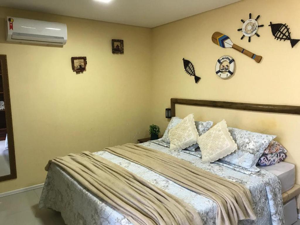 Un dormitorio con una cama con almohadas encima. en AP 205 - Flecheiras Residence, en Flecheiras