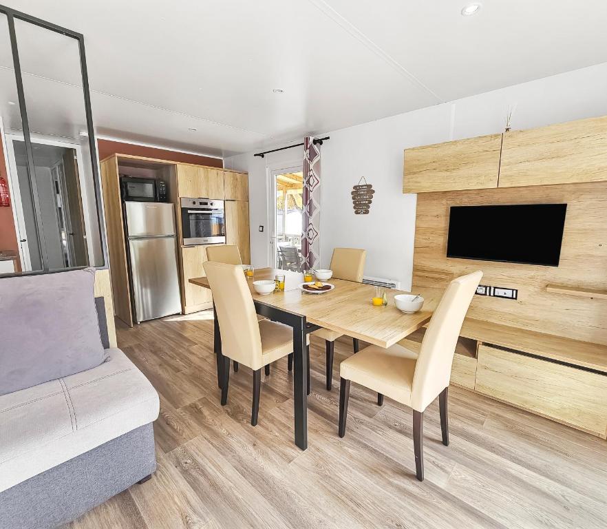 a kitchen and dining room with a table and chairs at L'horizon du bonheur in Litteau