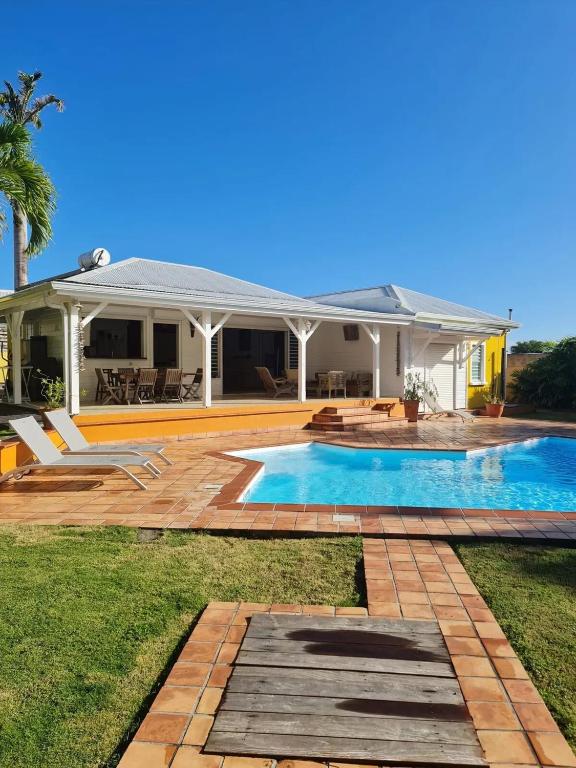 Bazén v ubytování Villa moderne avec piscine privée à Baie-Mahault nebo v jeho okolí