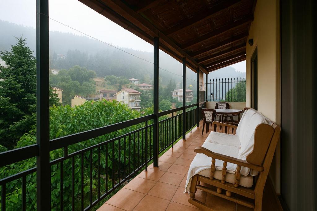 Un balcón con mesa y sillas y una vista en Wood & Chill, en Elevtherokhórion