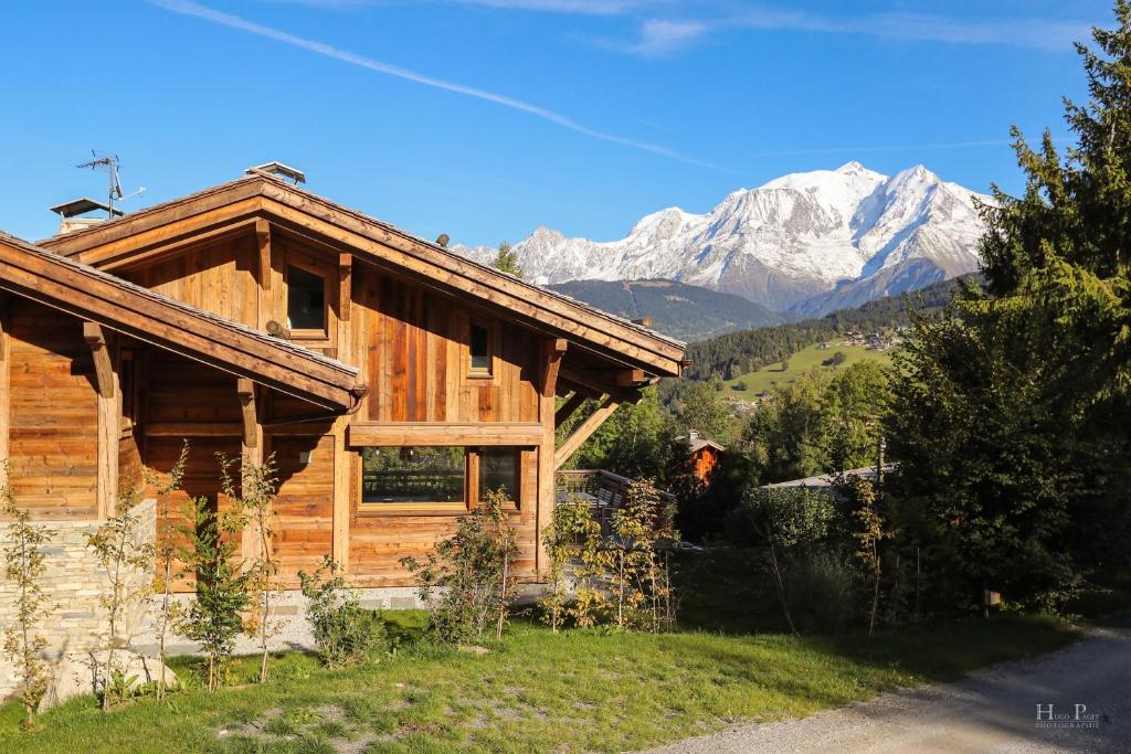 Cảnh núi rừng hoặc tầm nhìn ra núi từ nhà gỗ