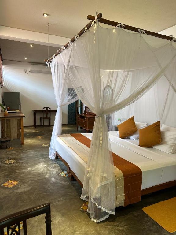 Dunes Unawatuna Hotel - Deluxe King Studio