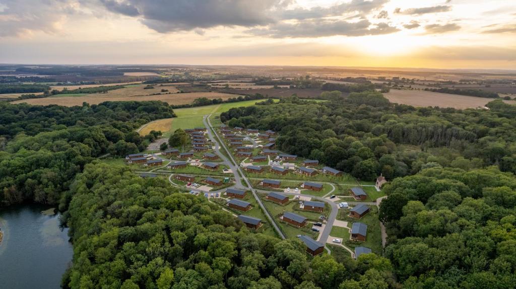 una vista aerea di un villaggio in mezzo a un fiume di Landal Rockingham Forest a Wansford
