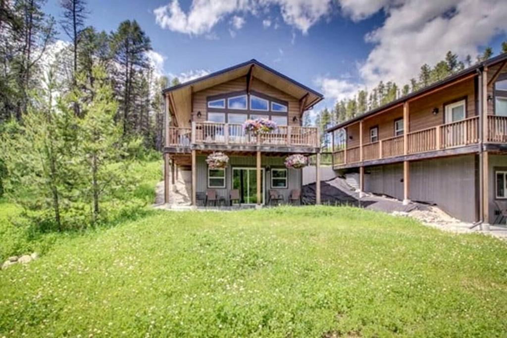 Zahrada ubytování Sunny Mountain Cabin for a Group Getaway in West Glacier, Montana