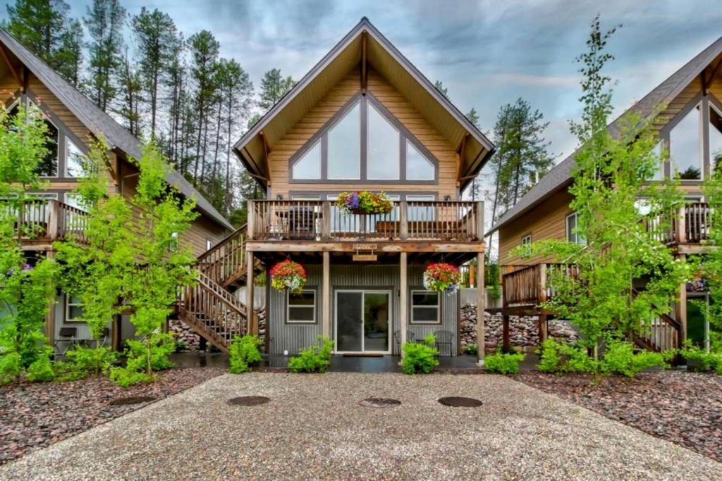 uma casa de madeira com uma varanda e um alpendre em Family-Friendly Cabin Rental with Mountain Vistas near West Glacier, Montana em West Glacier