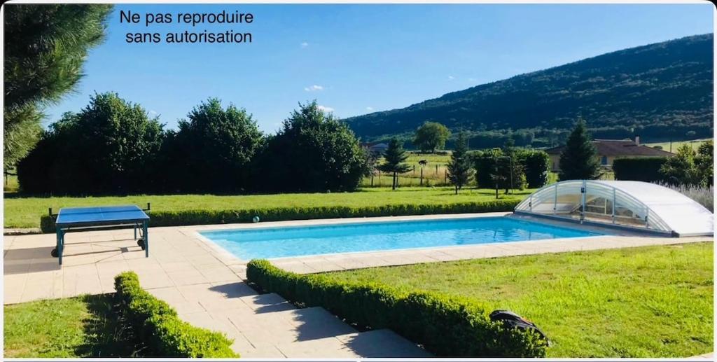Galeriebild der Unterkunft Grande maison avec piscine et vue dégagée Ain-Jura in Germagnat