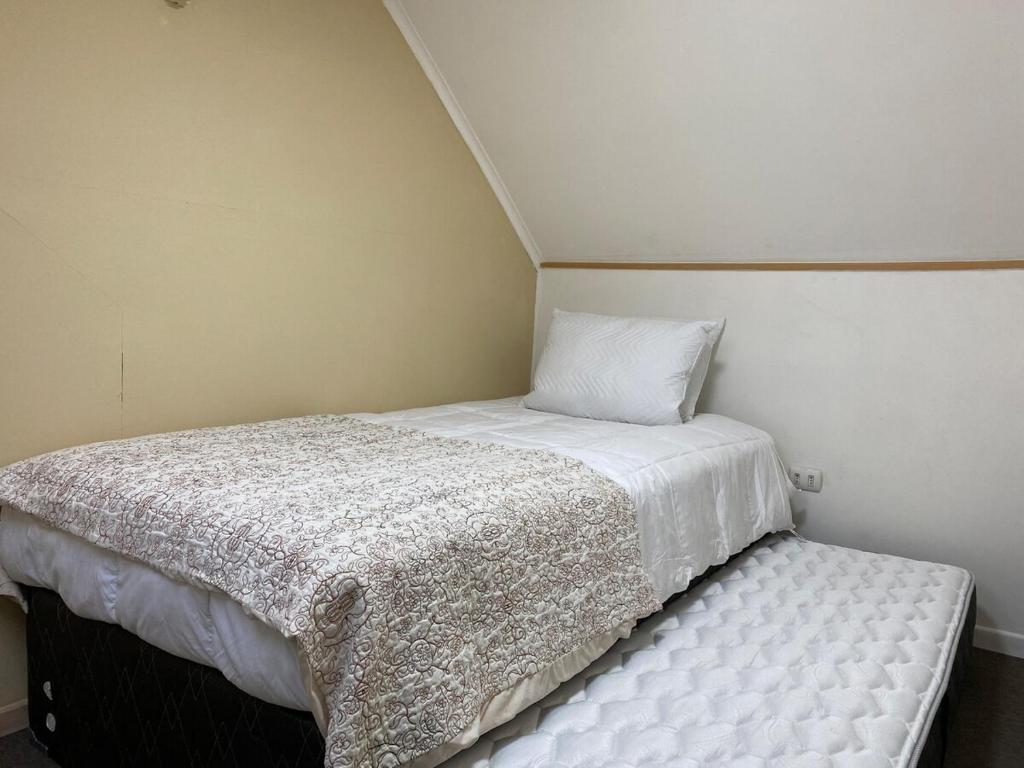 Letto o letti in una camera di Casa para 6 en Villarrica Jardín Floresta