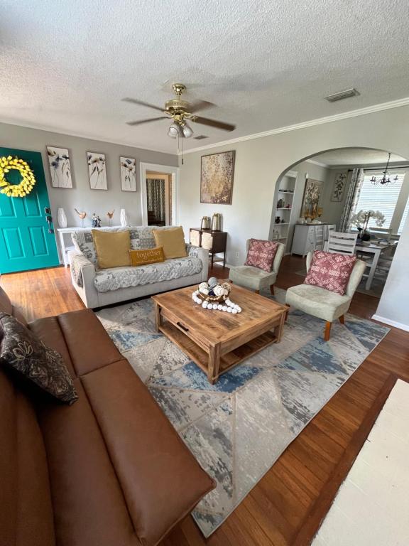 Χώρος καθιστικού στο Charming 3BR Minutes to Moody AFB, Downtown & VSU