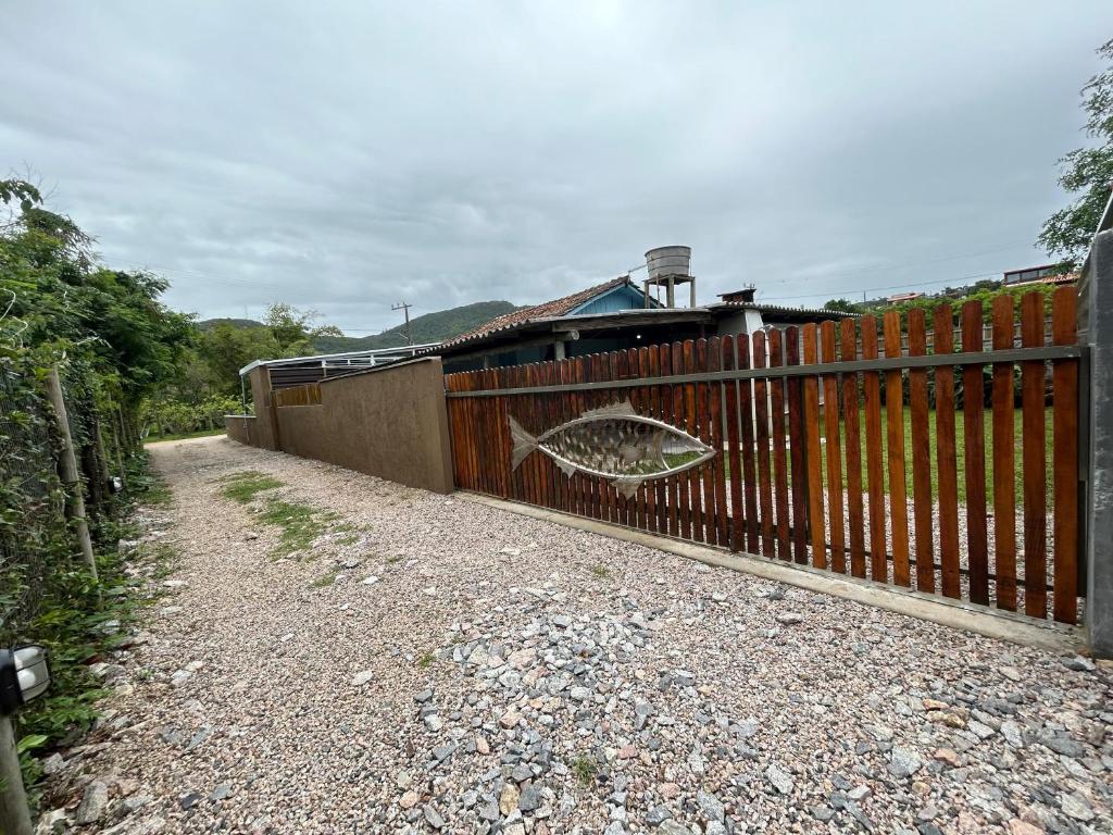 a fence with a painting of a fish on it at Aluguel para Temporada, Praia da Gamboa, Garopaba SC in Garopaba