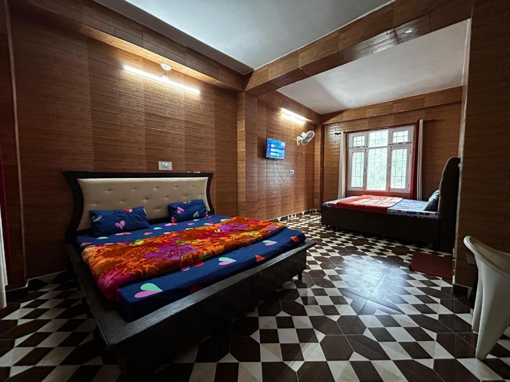 ein Schlafzimmer mit einem Bett und einer Couch in einem Zimmer in der Unterkunft MountVista - A Homestay NH5 in Narkanda