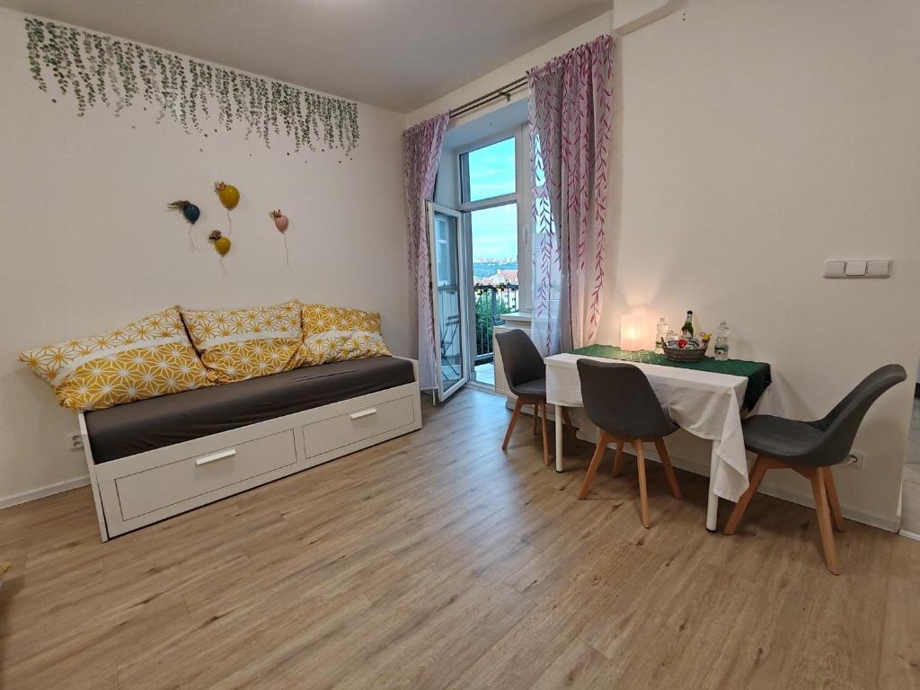Star Apartments Brno C33# by Starbnb EU في برنو: غرفة نوم بها سرير وطاولة وغرفة طعام