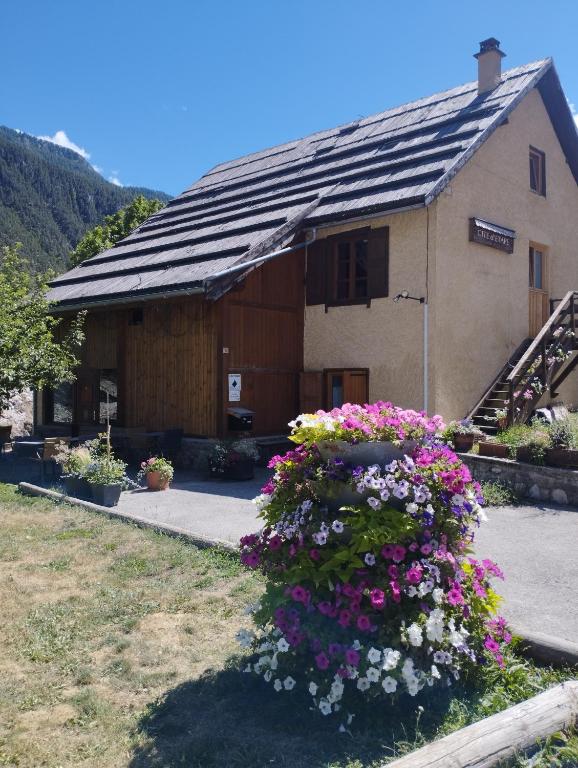 a small building with flowers in front of it at O Clarée in Val-des-Prés