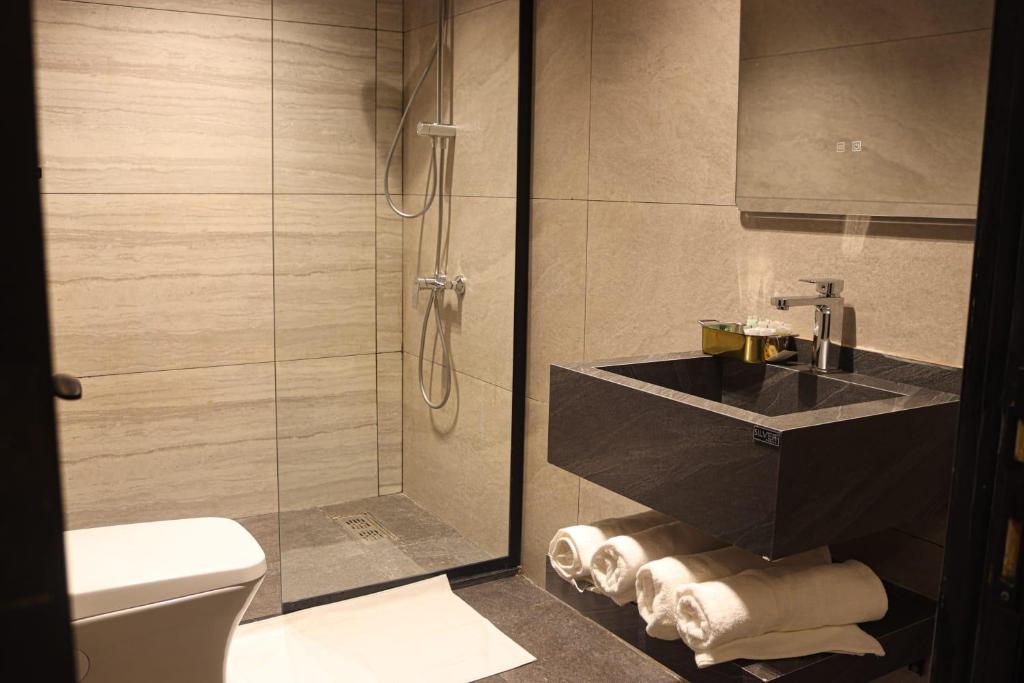 a bathroom with a black sink and a shower at اجنحة احسان in Medina