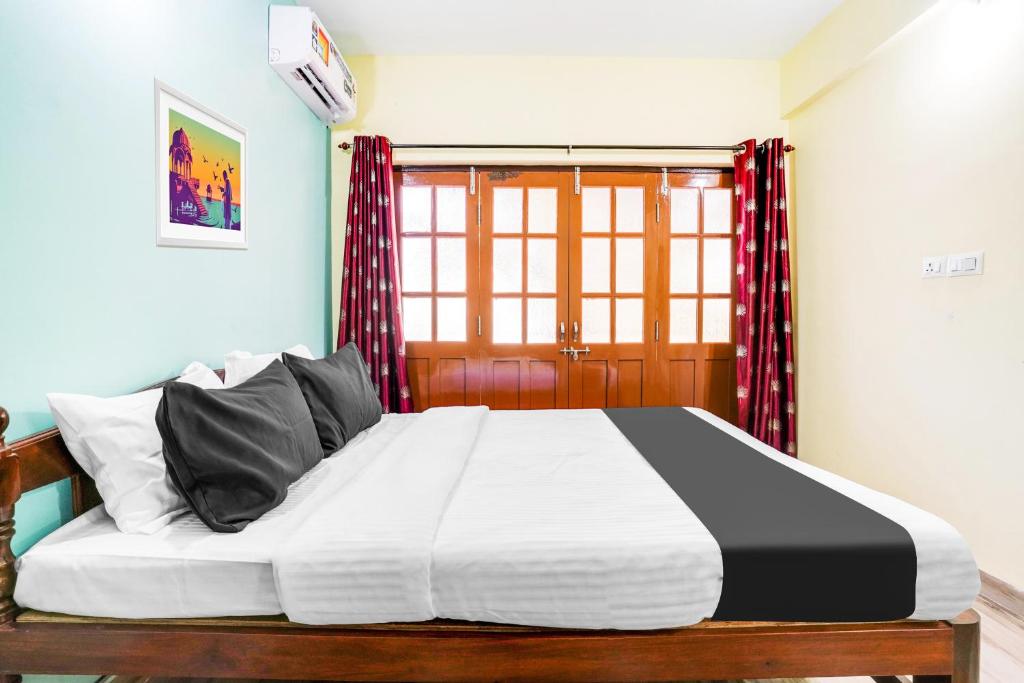 un dormitorio con una cama grande en una habitación en Hotel O Casa De Elevterio, en Goa