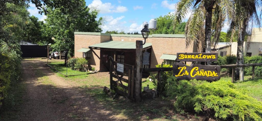 un cartello su una recinzione di fronte a un edificio di La Cañada a Colón