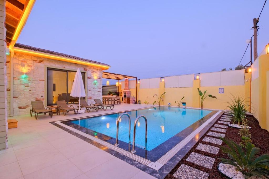 Bazén v ubytování DOĞALİKA-Villa with Sauna for 4 People in Seydikemer Zorlar nebo v jeho okolí