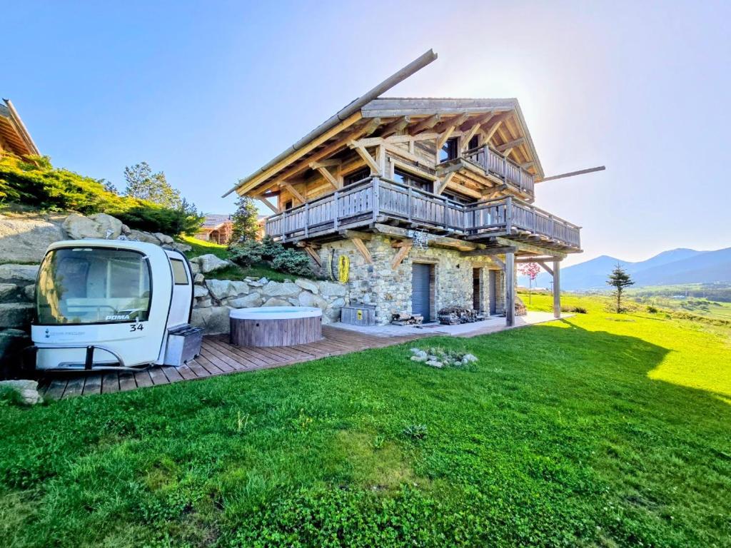 una caravana estacionada frente a una casa en La Ferme de Charles vue jacuzzi sauna, en Bolquere Pyrenees 2000