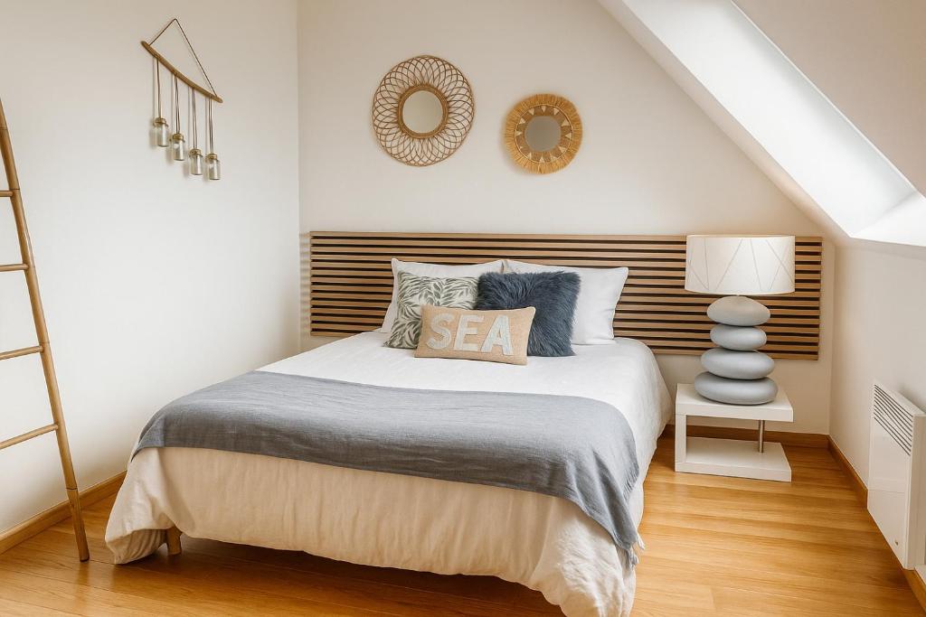 a bedroom with a bed with a sea sign on it at Jolie maison, 8 vacanciers, à 900 m de la mer in Brignogan-Plages