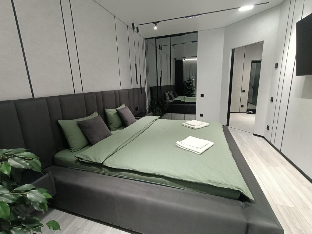 Postel nebo postele na pokoji v ubytování Сучасний люкс з панорамним виглядом!