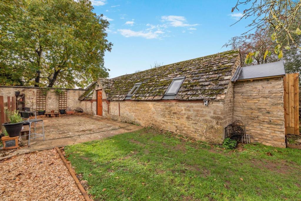 Een exterieurfoto van een oud bakstenen huis met een tuin. bij 2 Bed in Latton oc-c34099 in Cricklade