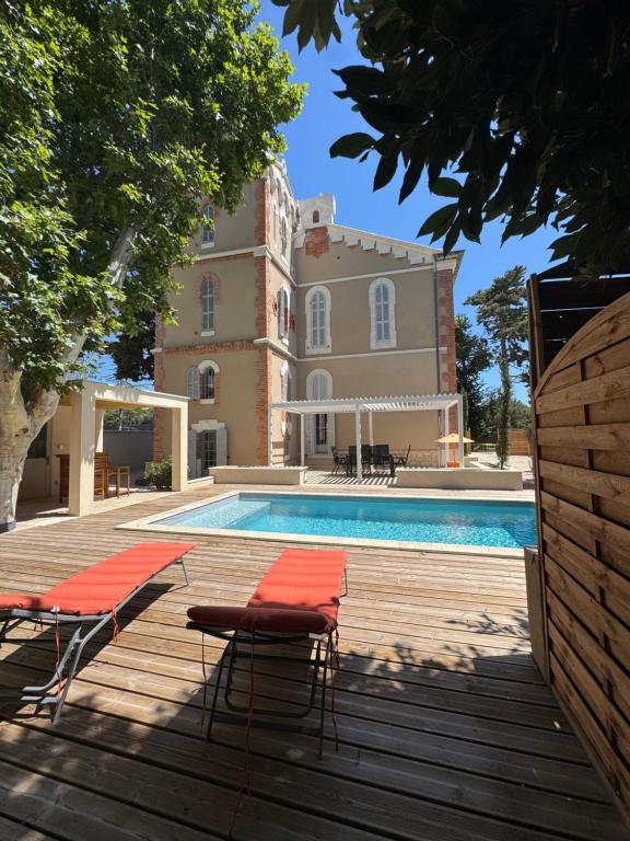 een villa met een zwembad en een huis bij La Bastide des Trembles in Marseille