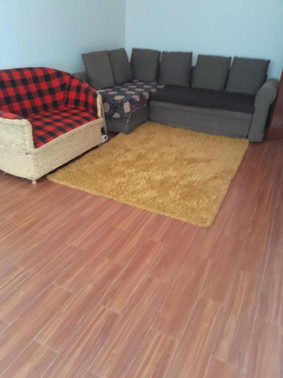Khu vực ghế ngồi tại Charming 1-Bed House in Nairobi Katani Rd