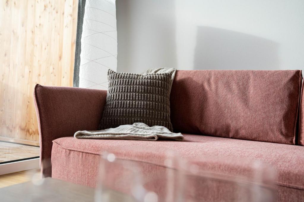 um sofá marrom com uma toalha em cima. em Murleben Appartements em Stadl an der Mur